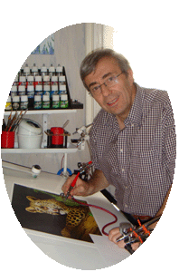 ma photo en train de peindre a l'aerographe sur ma table a dessin