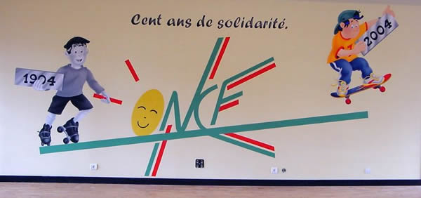 mur peint de deux enfants dont l'un est habill&eacute; en 1904 et l'autre en 2004