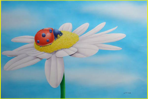 peinture aérographe d'une coccinelle rouge posée au centre d'une marguerite sur un fond bleu nuageux