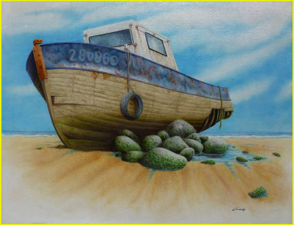 peinture aérographe d'un bateau de pêche échoué sur une plage sablonneuse, posé sur des rochers couverts d’algues